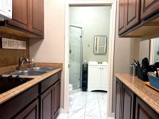 Building Photo - 3040 Bayshore Dr