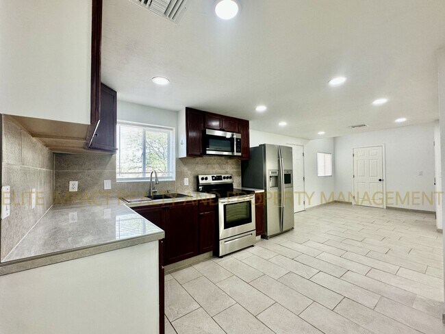 Building Photo - 3921 E Blacklidge Dr