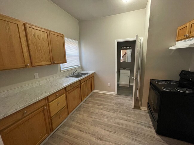 Building Photo - 3 bedroom 2 bathroom renovated house avail...