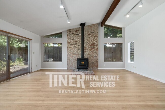 Foto del edificio - Gorgeous 3 Bed/2 Bath With POOL In Carmichael