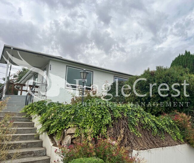 Building Photo - Three Bedroom, Two Bathroom Home with Grea...