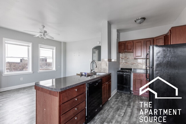 Building Photo - Free heat and gas for this Rogers Park one...