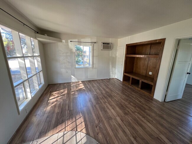 Building Photo - 304 S Grape St