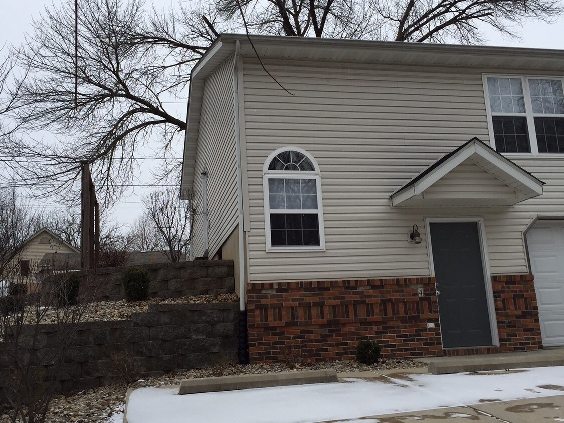 304 Lorean Dr Unit 4, Troy, IL 62294 Condo for Rent in Troy, IL