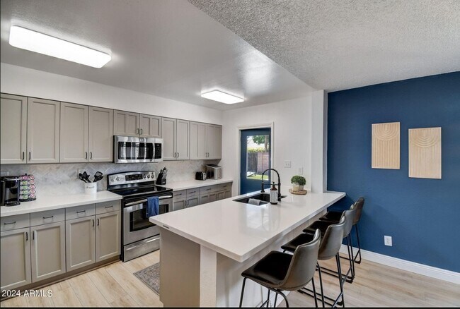 Building Photo - 1015 E Concorda Dr