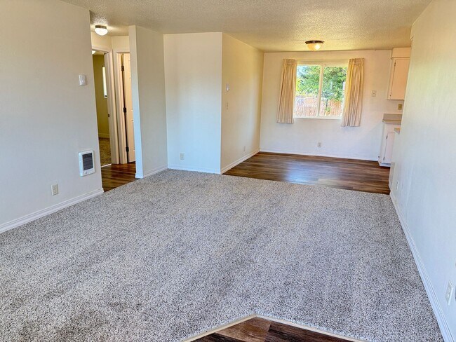 Foto del edificio - Updated single level 2 bed/1 bath duplex in Springfield!