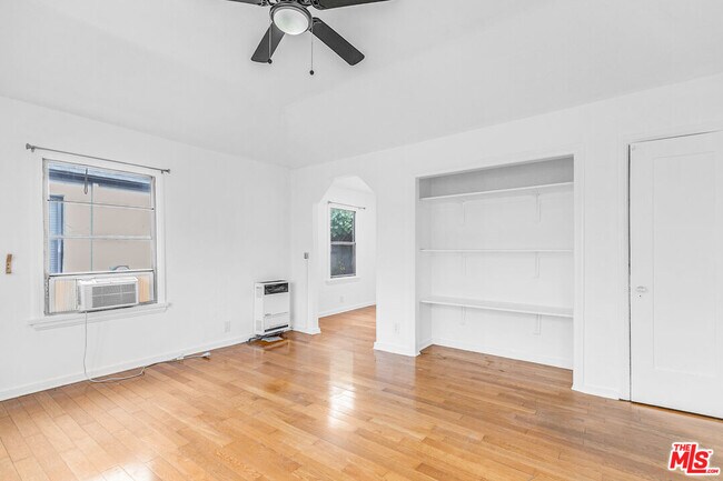 Foto del edificio - 5918 3/4-5914 Willoughby Ave