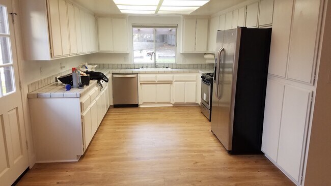 Building Photo - 207 Menlo Dr
