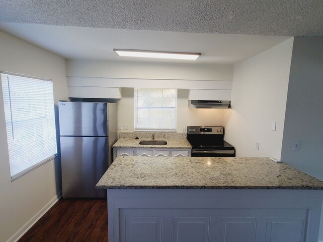 Building Photo - Remodeled, One Bedroom, One Bath Apartment...