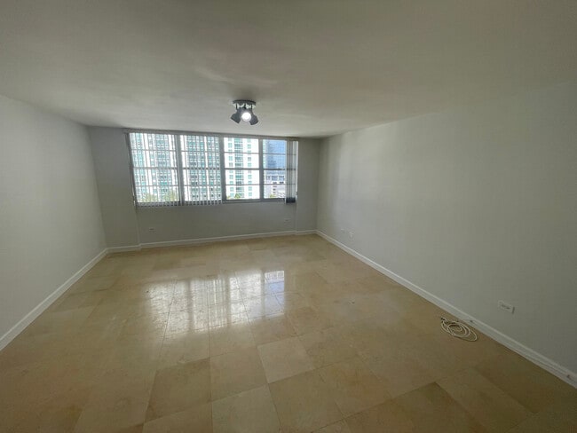 Foto del edificio - 999 Brickell Bay Dr