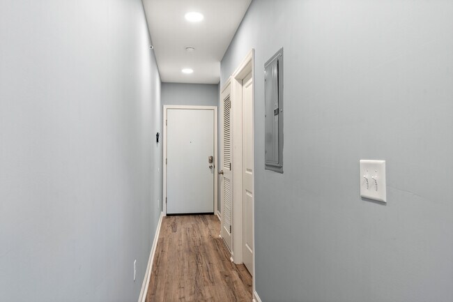 Pasillo - 607 N 39th St