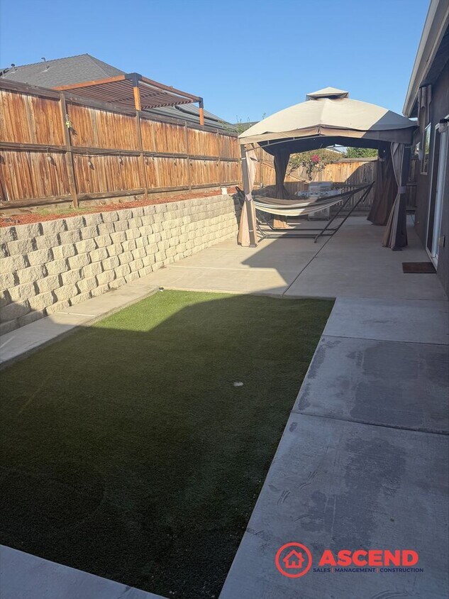 Foto del edificio - Beautiful home located in the heart of Shafter!