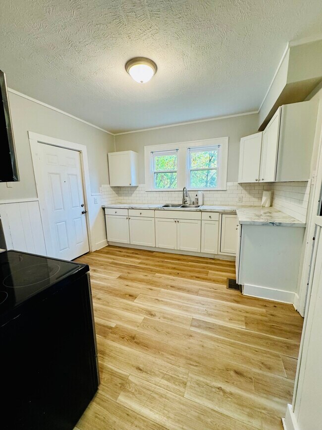 Foto del edificio - 423 Leonard St NE