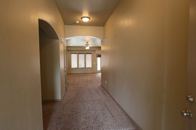 Foto del edificio - 4 Bedroom 2 Car Garage W/Solar (Save $$$)