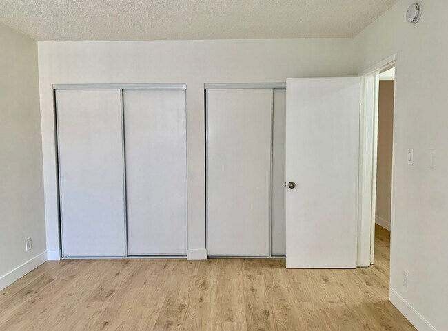 Building Photo - Spacious 3 bedroom unit located in Canoga ...