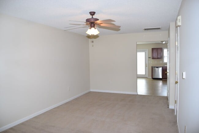 Foto del edificio - Spacious 2BR 2.5BA Townhome In Prime Location!