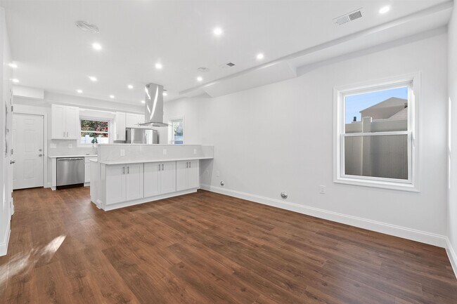 Building Photo - 163 Laidlaw Ave