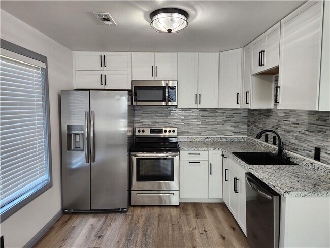 Building Photo - 9 Holly Dr