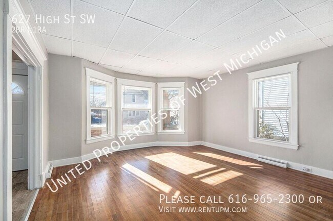 Building Photo - Available Now |2 Bed 1 Bath Lower Level Ap...