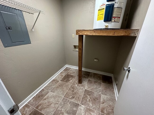 Building Photo - Downstairs unit off E Park and Victory Garden!