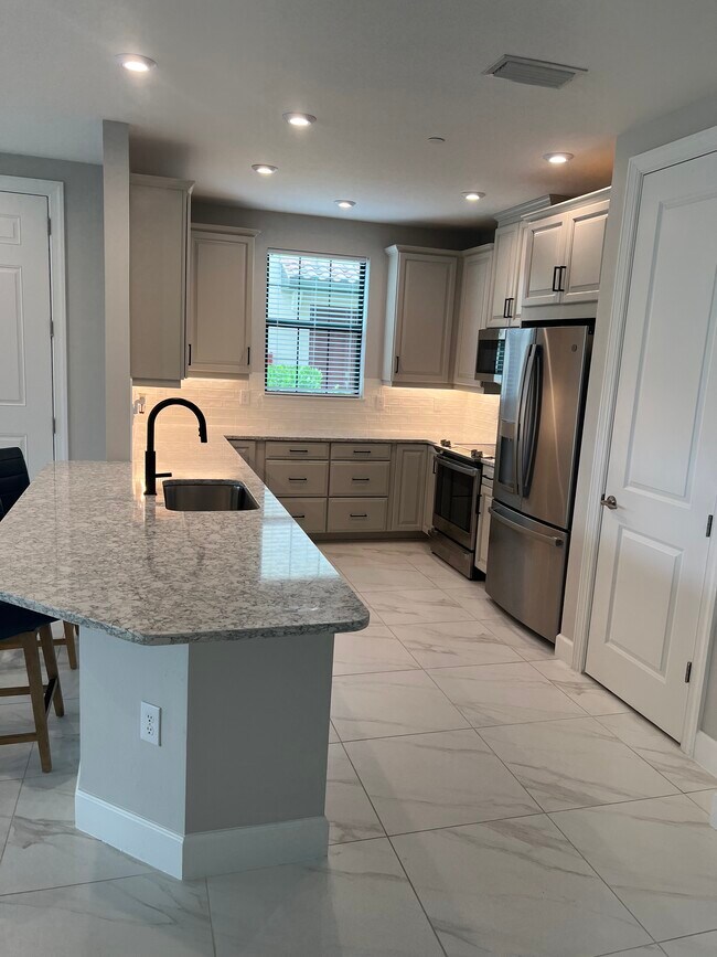 Foto del edificio - 15257 Zeno Way