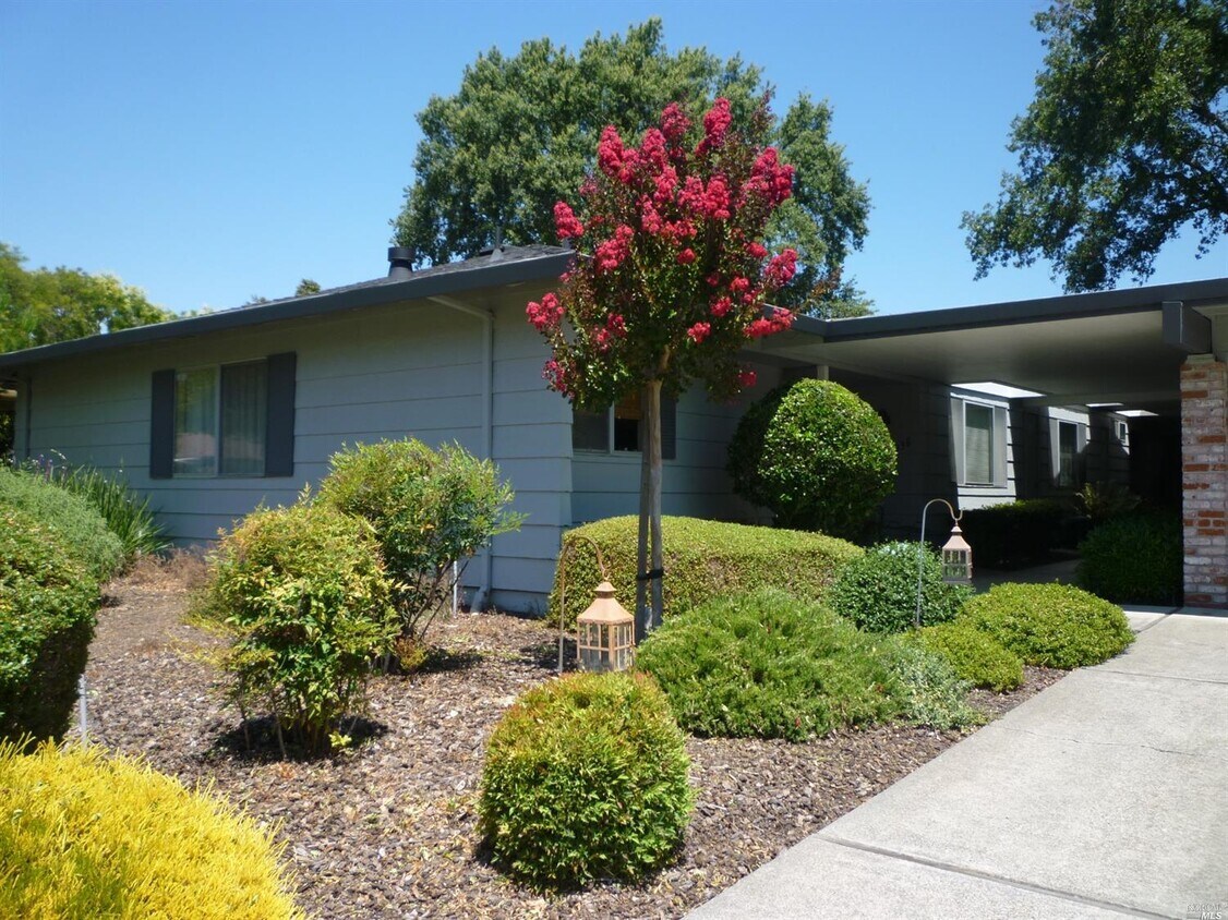 Primary Photo - 340 Twin Lakes Dr