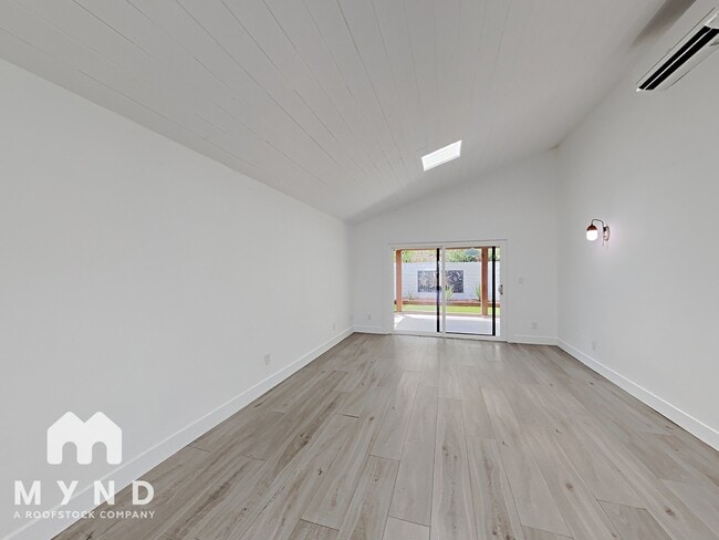 Building Photo - 13942 Mango Dr