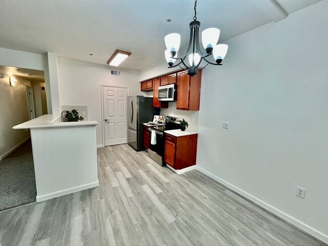 Foto del edificio - Completely Remodeled Two Bedroom Condo in ...