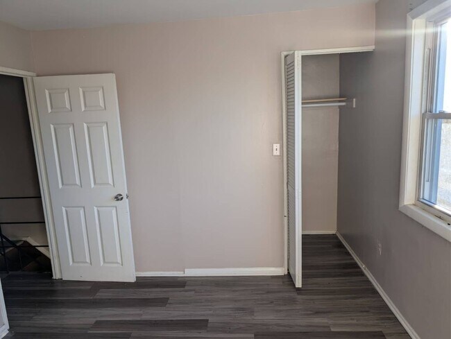 Foto del edificio - 3 Bedroom - 1 Bathroom Row Home in a Beautiful Neighborhood