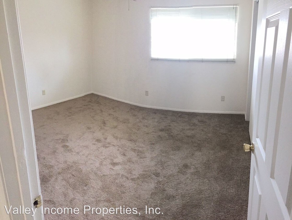 Building Photo - 2404 W Orangewood Ave