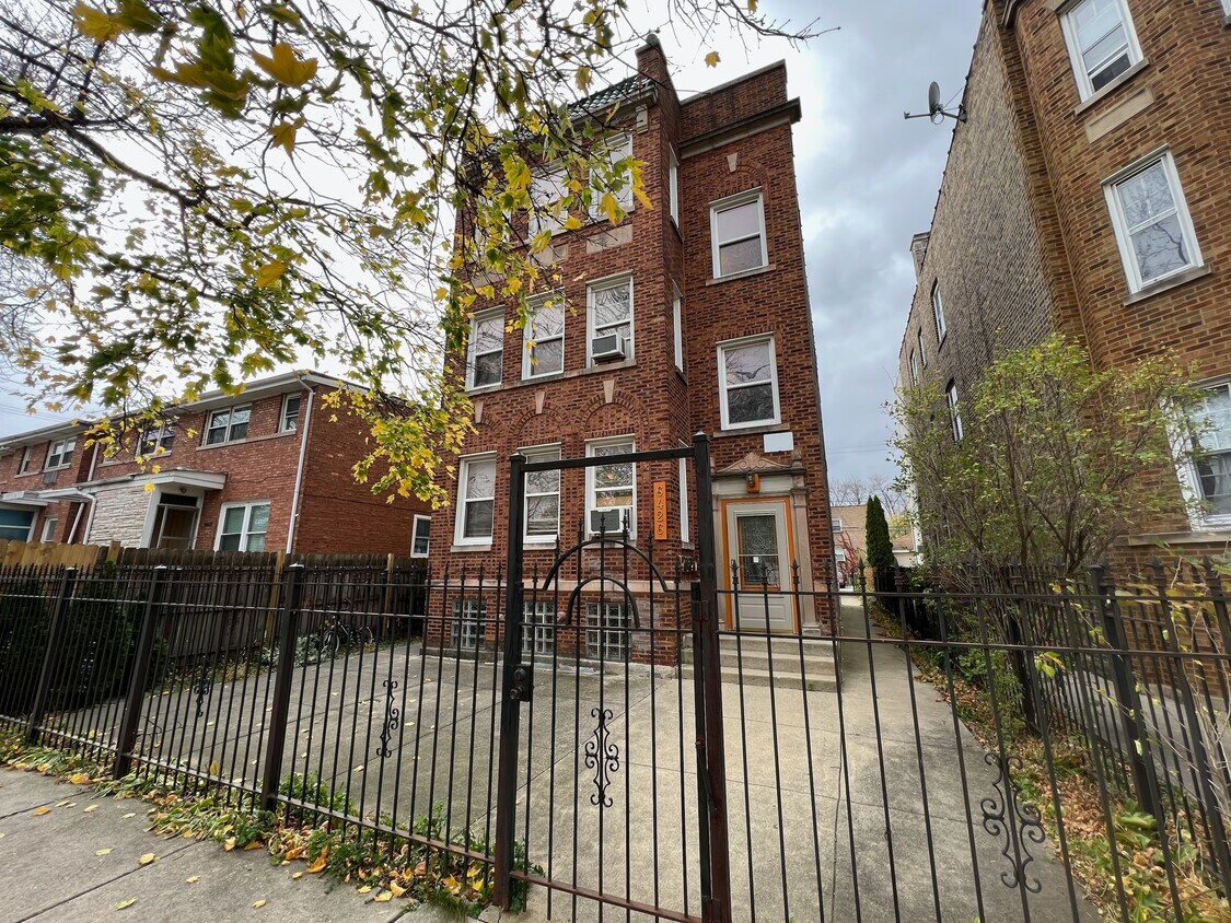 Primary Photo - 6426 N Troy St