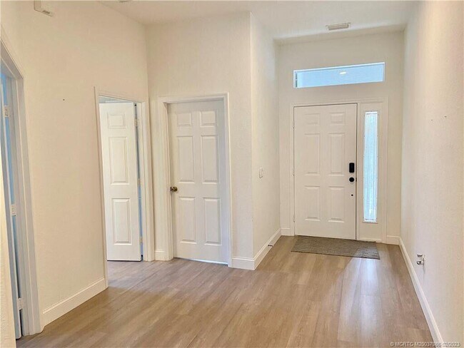 Foto del edificio - 1704 Primrose Ct