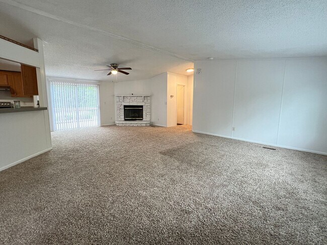 Building Photo - AVAILABLE MID-MAY 2025  [NO PETS]