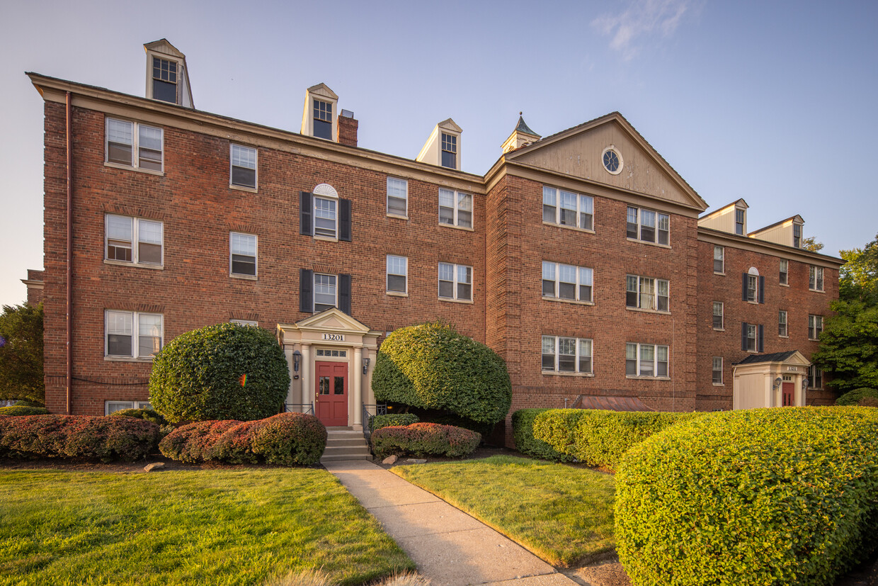 Primary Photo - Shaker Lake Apartments & North Moreland Co...