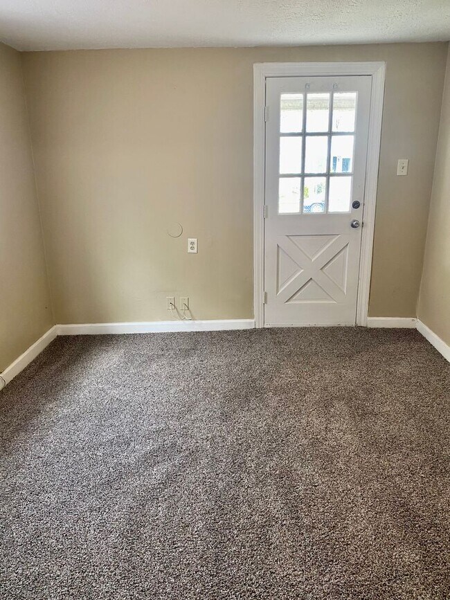 Building Photo - Updated FOUR bedroom home in South Louisville