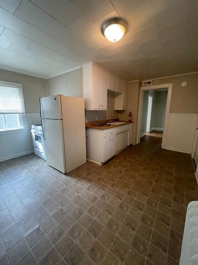 2824 8th Ave Unit 2824 Apt 2, Rock Island, IL 61201 Room for Rent in