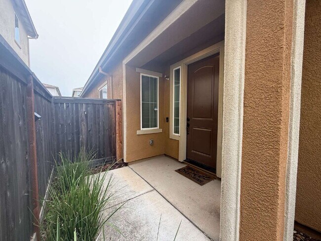 Foto del edificio - Modern 4-bedroom 3-bath available in Elk Grove