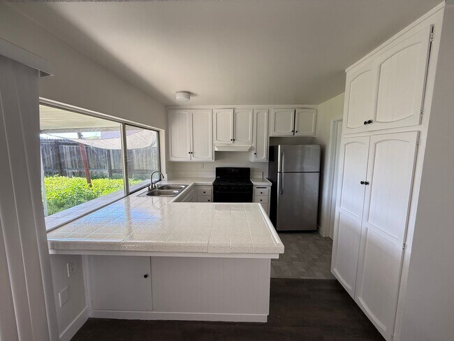 Foto del edificio - 4 Bedroom, 2 Bath Home with Large Yard + Two Car Garage