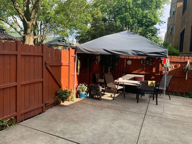Foto del edificio - 6154 N Rockwell St