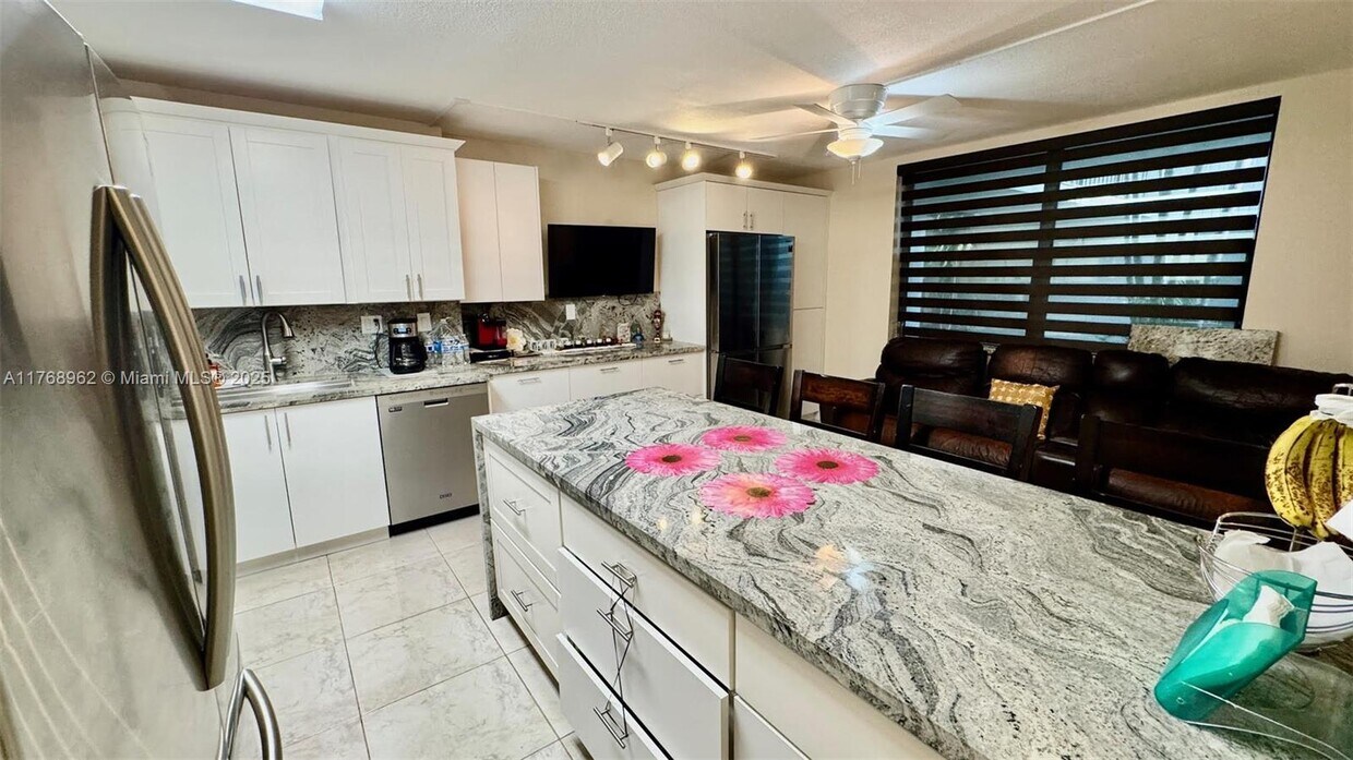 Foto principal - 20381 NE 30th Ave