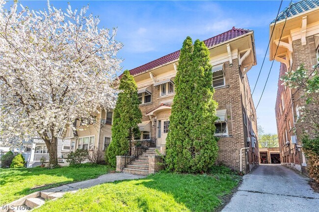 Foto del edificio - 1353 Phelps Ave