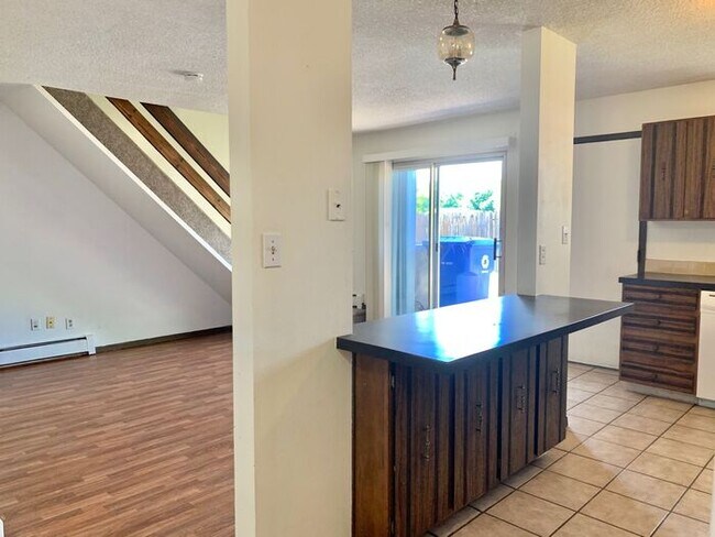 Foto del edificio - Spacious 2 bed 1.5 Bath Apartment with 1 Garage Space