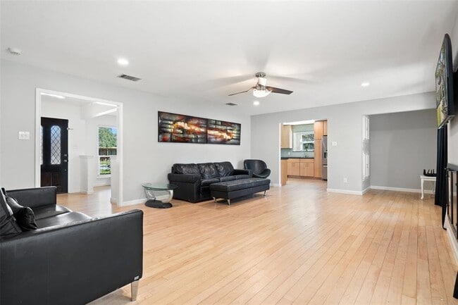 Foto del edificio - 6906 One Oak Rd