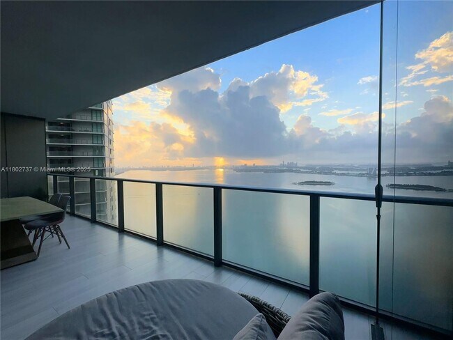Foto del edificio - 650 NE 32nd St
