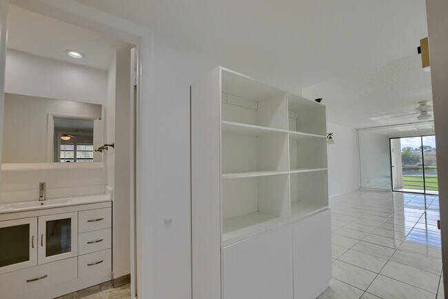Building Photo - 224 Capri E