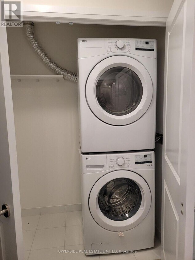 Photo du bâtiment - 3270 Sheppard Ave E