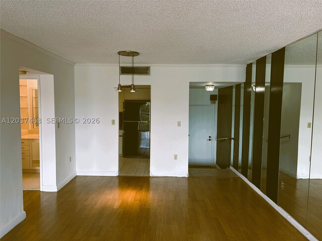 Building Photo - 406 W Park Dr