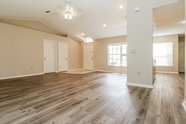 Foto del edificio - 3352 Bluestone Ave
