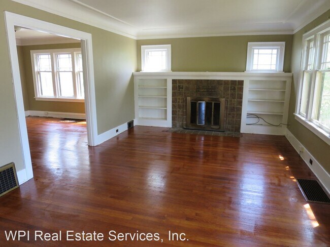 Foto del edificio - 7 br, 2.5 bath House - 5034 7th Ave NE