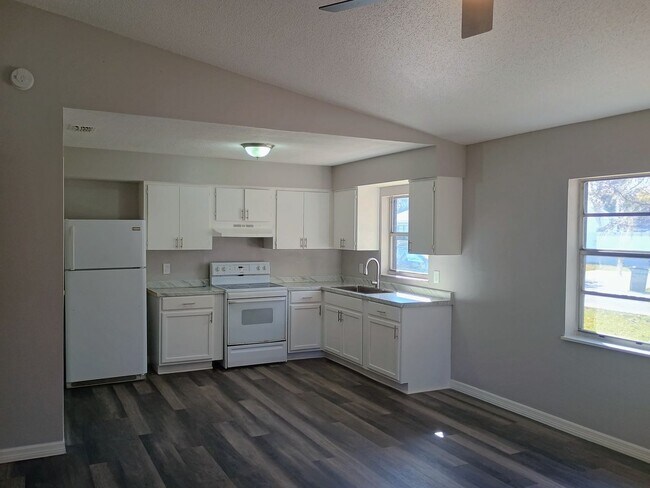 Building Photo - Adorable 2 bedroom 2 bathroom Duplex! Comp...